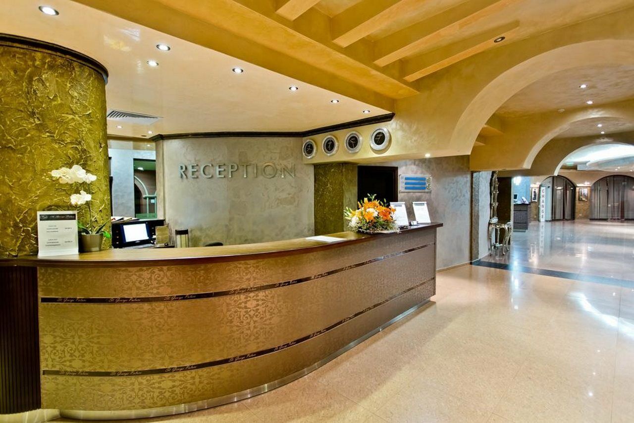 Saint George Palace Hotel สวิติ วลัส ภายนอก รูปภาพ